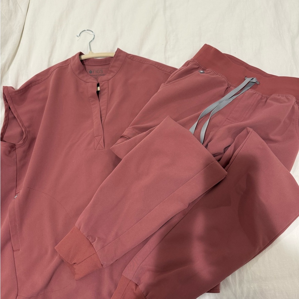 Figs Dusty Rose Scrub Top